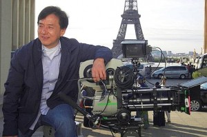 Jackie Chan posant devant la tour Eiffel lors du tournage de Chinese Zodiac Crédit : Bayoo TV