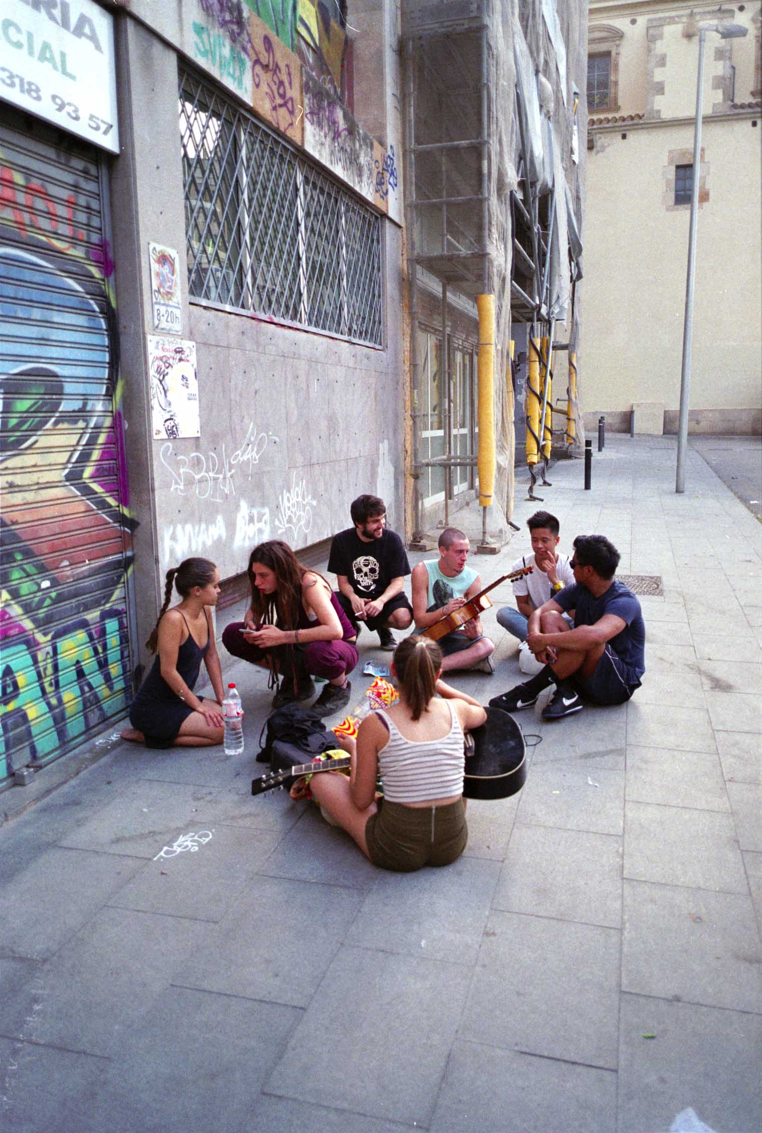 Barcelona, pandilla, Plaza castilla, guitarra