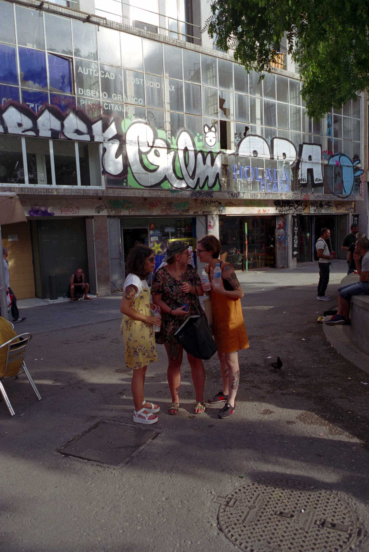 Barcelona, plaza Castilla, señoras